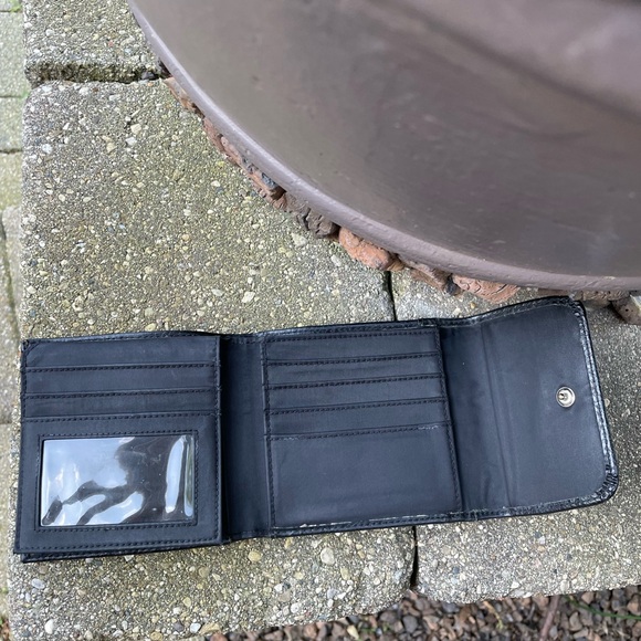 LIZ CLAIBORNE Wallet / Small Purse / Clutch. Black Leather. Foldaway. - Picture 3 of 13